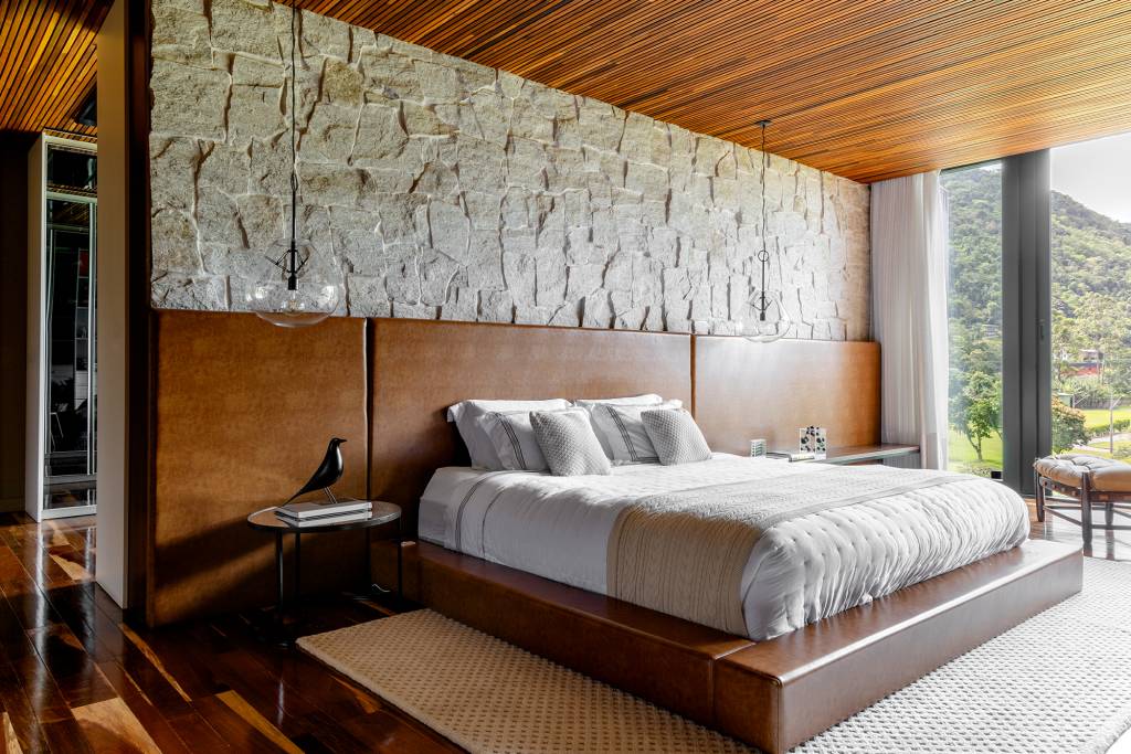 Casa de praia tem pub temático no subsolo, jardim interno e telhado verde. Projeto executado pela arquiteta Gabriela Venier e pelo engenheiro civil Germano Fenner/Fachada e interior assinados pelo arquiteto Eliseu Ferreira.