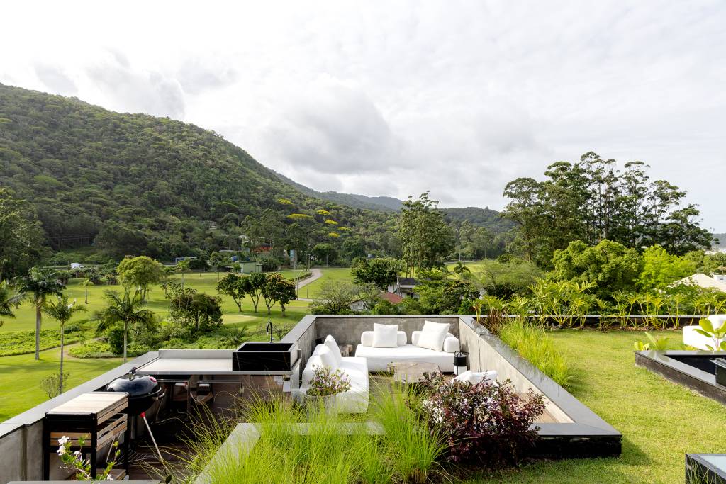 Casa de praia tem pub temático no subsolo, jardim interno e telhado verde. Projeto executado pela arquiteta Gabriela Venier e pelo engenheiro civil Germano Fenner/Fachada e interior assinados pelo arquiteto Eliseu Ferreira.