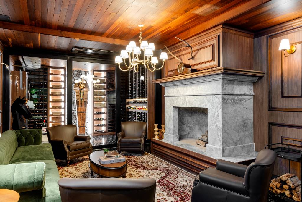 Casa de praia tem pub temático no subsolo, jardim interno e telhado verde. Projeto executado pela arquiteta Gabriela Venier e pelo engenheiro civil Germano Fenner/Fachada e interior assinados pelo arquiteto Eliseu Ferreira.