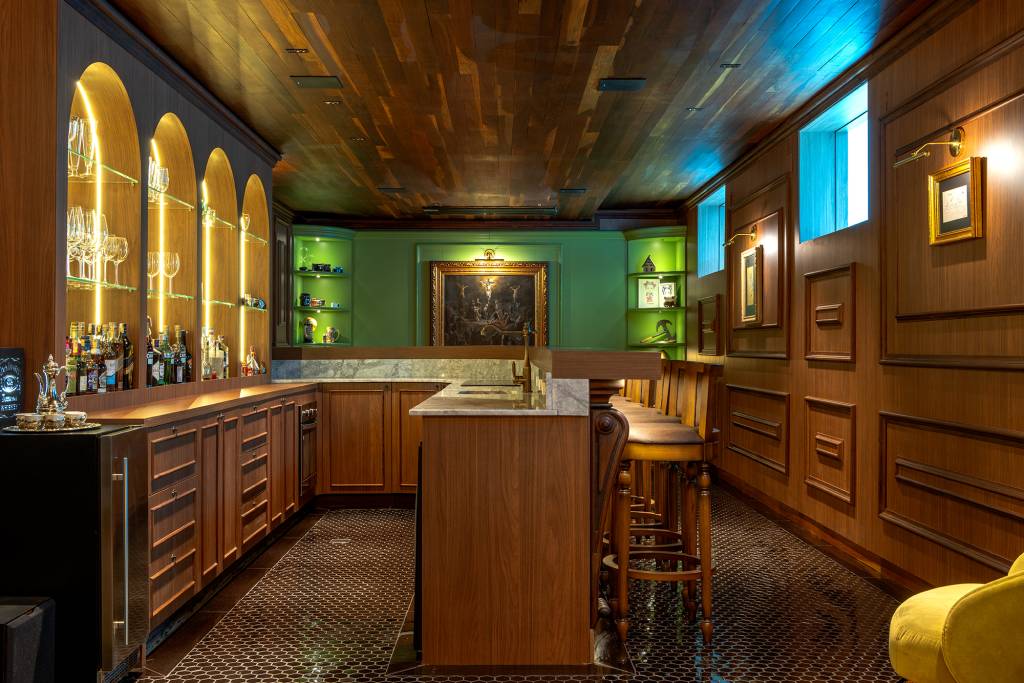 Casa de praia tem pub temático no subsolo, jardim interno e telhado verde. Projeto executado pela arquiteta Gabriela Venier e pelo engenheiro civil Germano Fenner/Fachada e interior assinados pelo arquiteto Eliseu Ferreira.