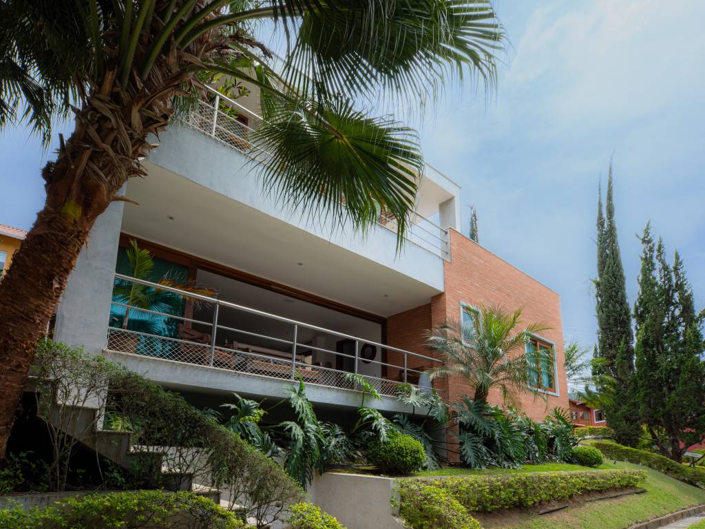 Casa em Teresópolis tem esquadrias, tijolinhos e cimento queimado na fachada