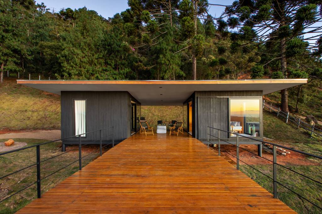 Chalé de apenas 48 m² tem paredes com painéis de madeira e vista para serra. Projeto de RAWI Arquitetura+Design. Na foto, fachada.