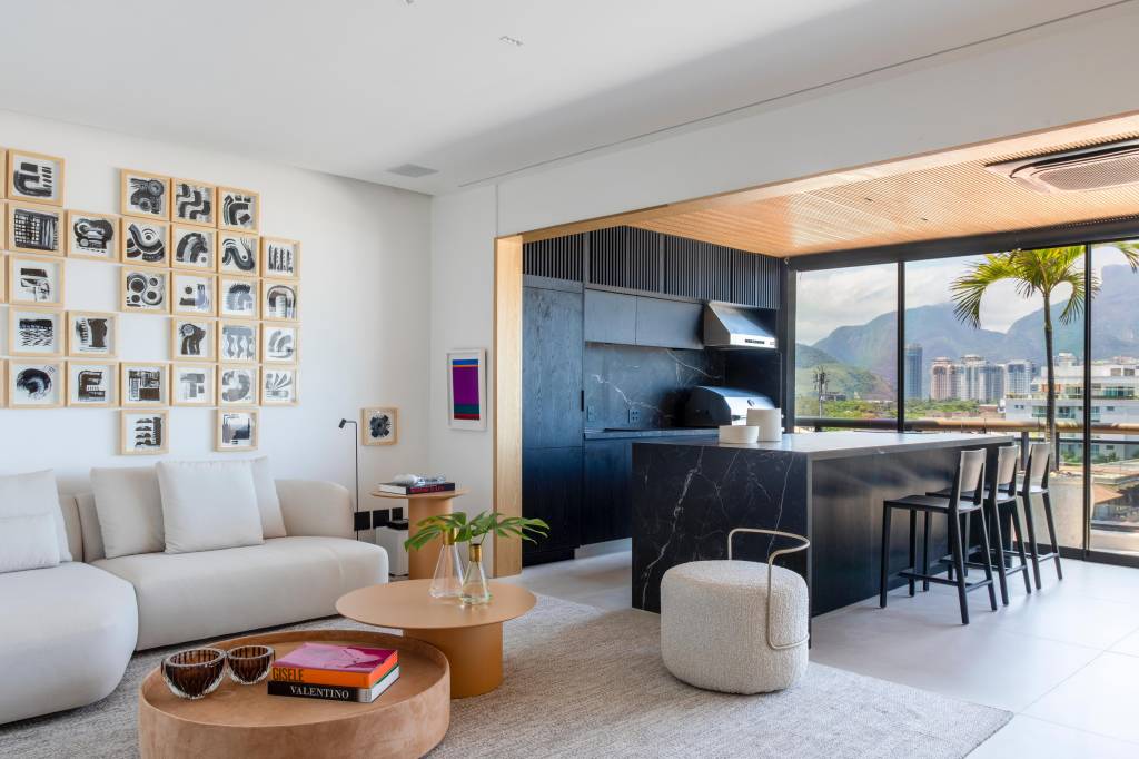 Cobertura elegante tem piso de porcelanato e escada com degraus em Dekton