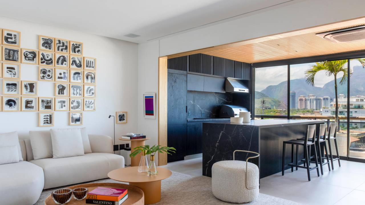 Cobertura elegante tem piso de porcelanato e escada com degraus em Dekton. Projeto BF+Arquitetos. Na foto, varanda integrada, área gourmet.