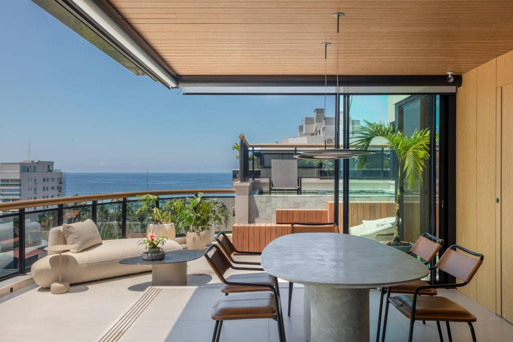 Cobertura elegante tem piso de porcelanato e escada com degraus em Dekton. Projeto BF+Arquitetos. Na foto, varanda.
