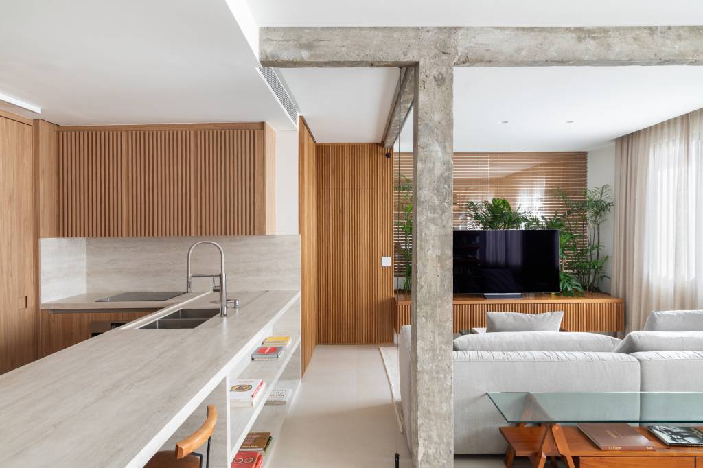 Cobertura ganha divisória de vidro com jardim de inverno e escada “flutuante”