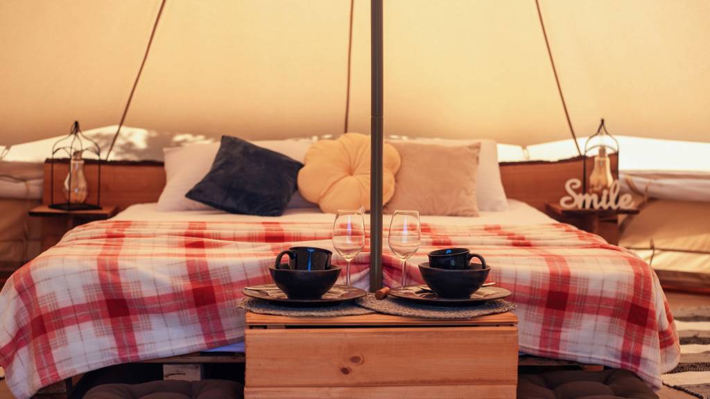 Conheça o estilo glamping, que une sofisticação e conexão com a natureza