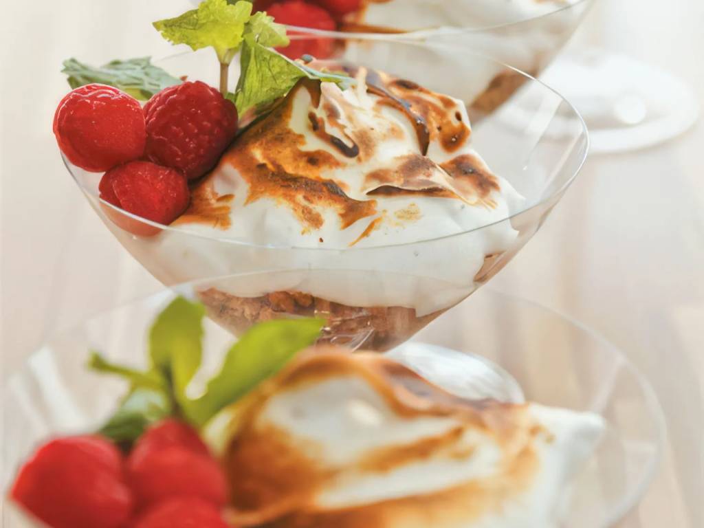 Creme de chocolate com frutas e merengue
