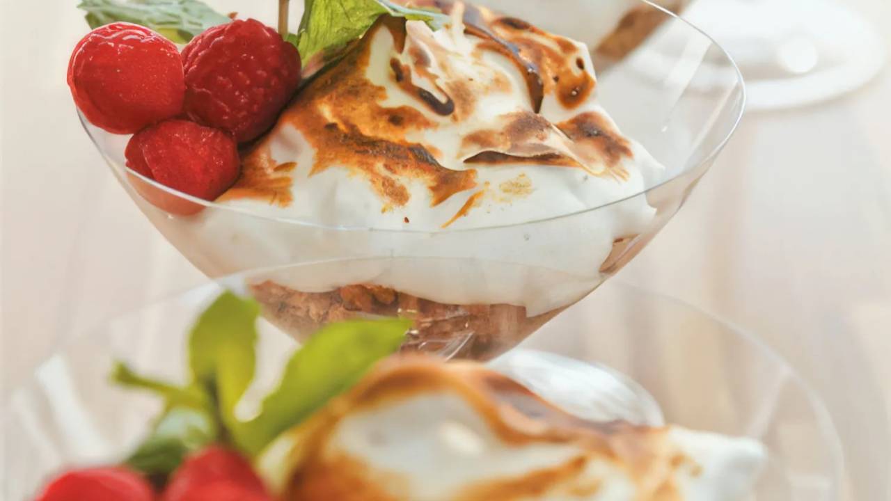 Creme de chocolate com frutas e merengue