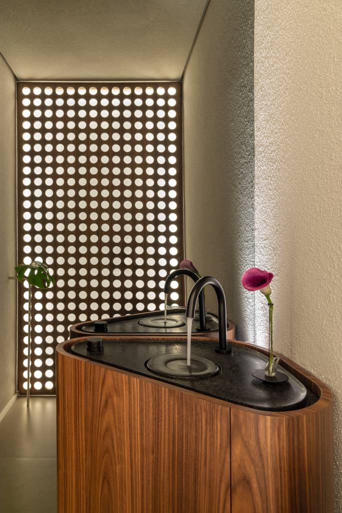 Estilo contemporâneo e design assinado são destaque em apartamento de 105 m². Projeto de Renata Niero. Na foto: lavabo, muxarabi, cuba, torneira