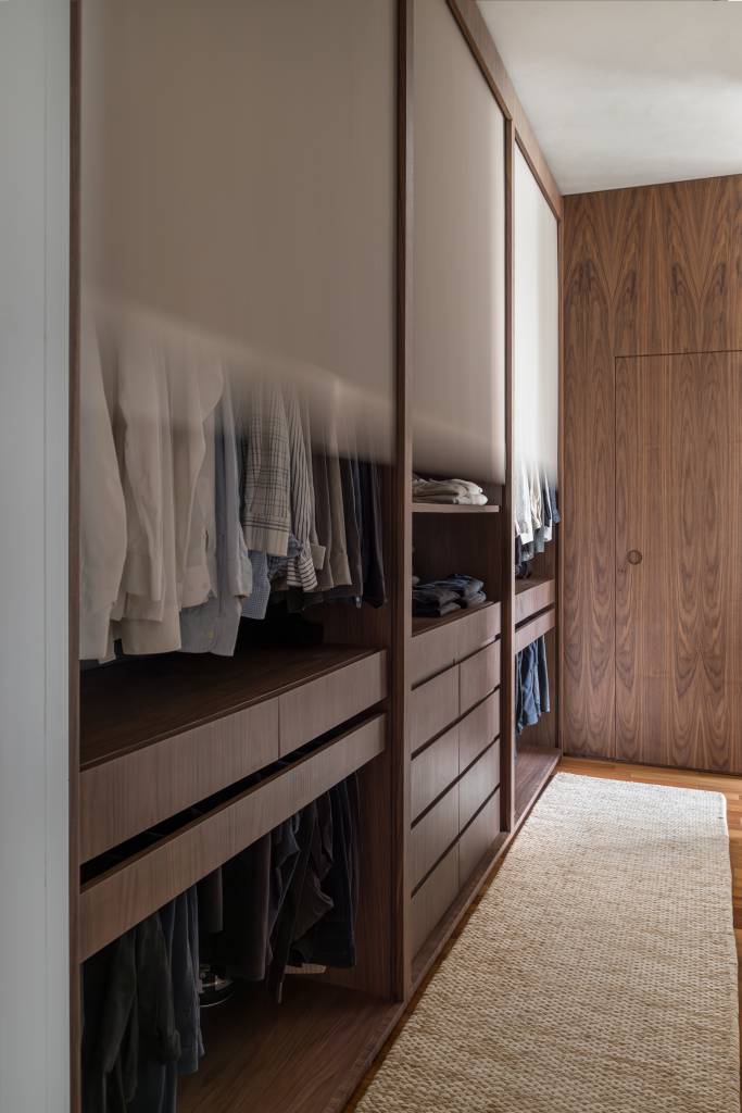 Estilo contemporâneo e design assinado são destaque em apartamento de 105 m². Projeto de Renata Niero. Na foto: closet, marcenaria, persiana, suíte