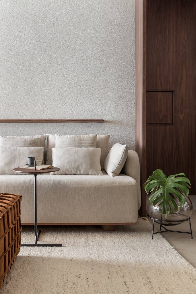 Estilo contemporâneo e design assinado são destaque em apartamento de 105 m². Projeto de Renata Niero. Na foto: sala de estar, sofá off white, cortina, mesa lateral