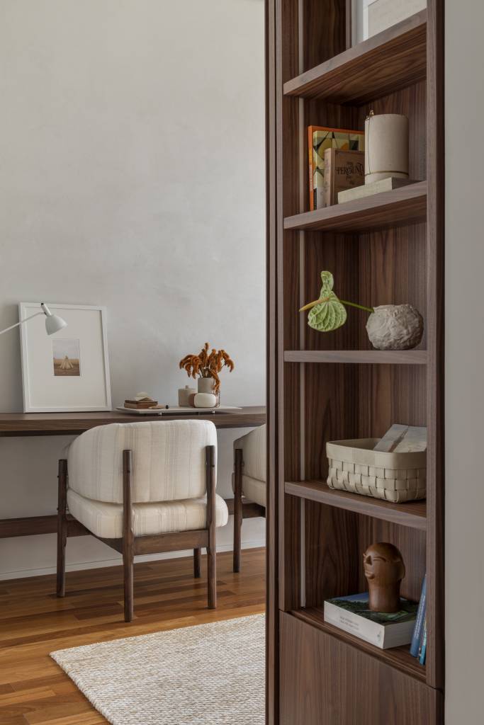 Estilo contemporâneo e design assinado são destaque em apartamento de 105 m². Projeto de Renata Niero. Na foto: cadeira, home office, estante, nogueira