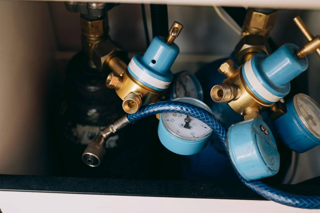 Hidráulica sem segredos veja dicas para os problemas mais corriqueiros e evite dores de cabeça. Foto Pexels. Na foto: equipamentos hidráulicos