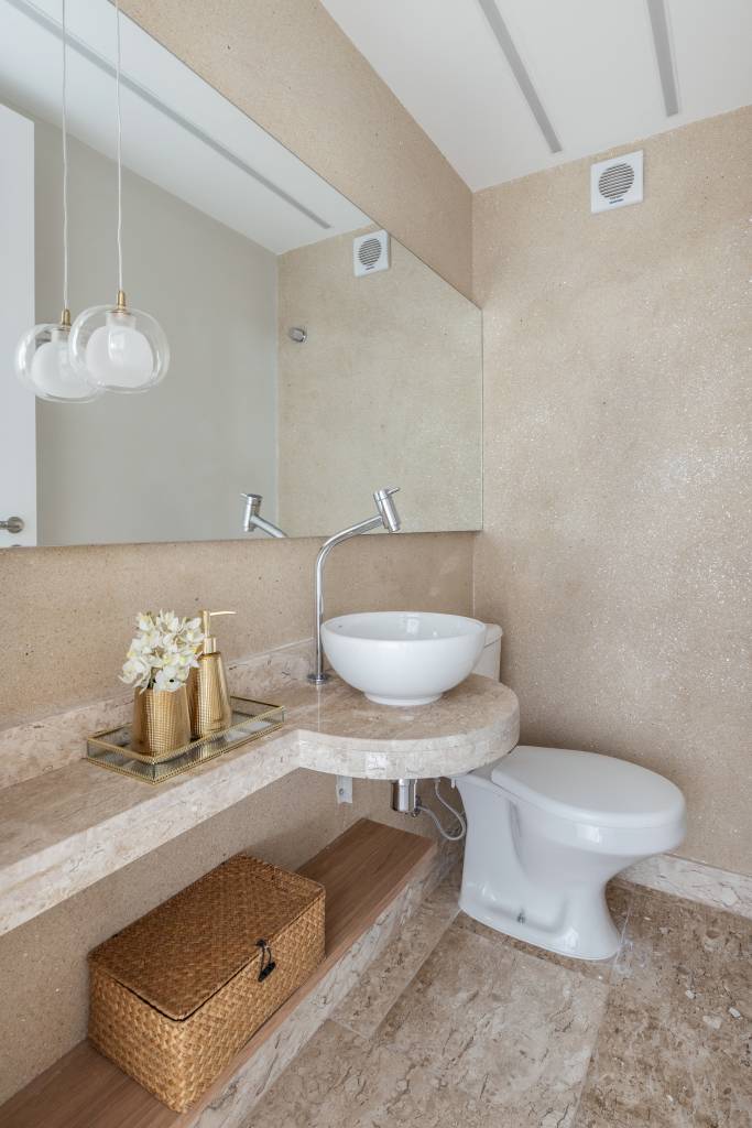 Mesa de granito verde é integrada à bancada de varanda gourmet neste apê. Projeto de RMV Interiores. Na foto, lavabo, paleta em tons beges.
