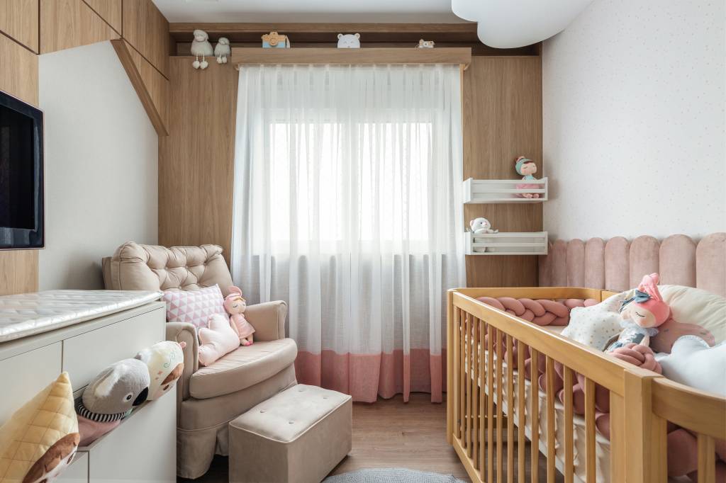 Mesa de granito verde é integrada à bancada de varanda gourmet neste apê. Projeto de RMV Interiores. Na foto, quarto infantil, berço, luminária de nvuem.