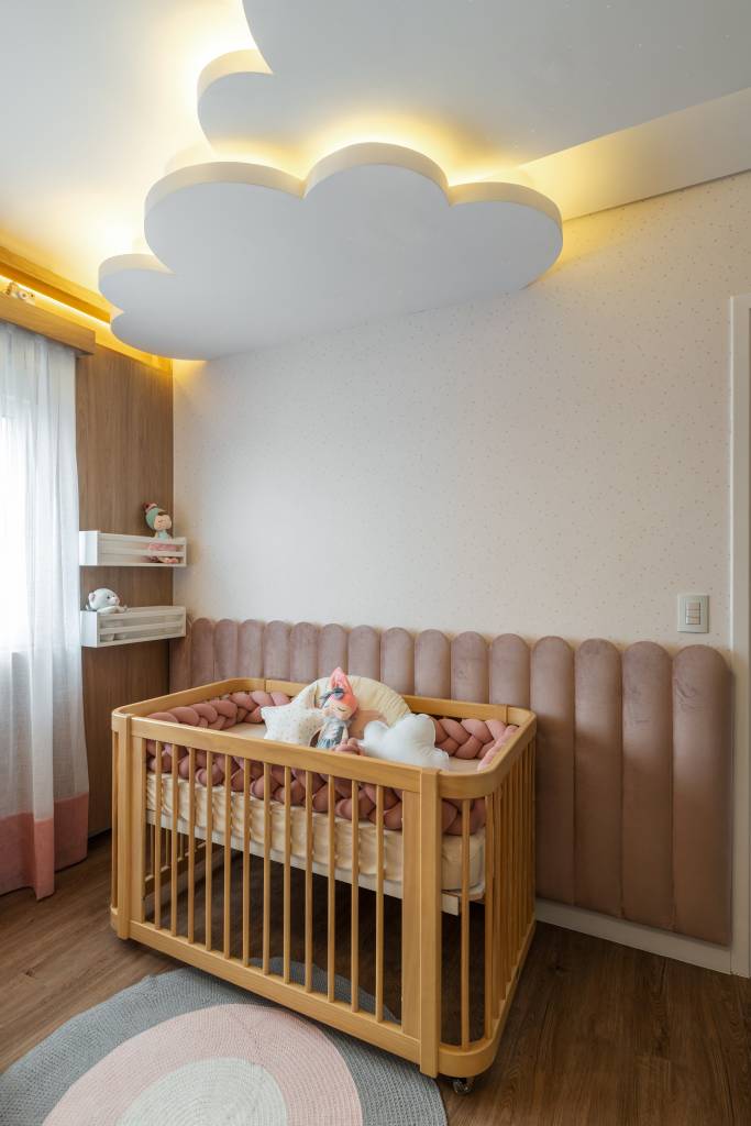 Mesa de granito verde é integrada à bancada de varanda gourmet neste apê. Projeto de RMV Interiores. Na foto, quarto infantil, berço, luminária de nvuem.