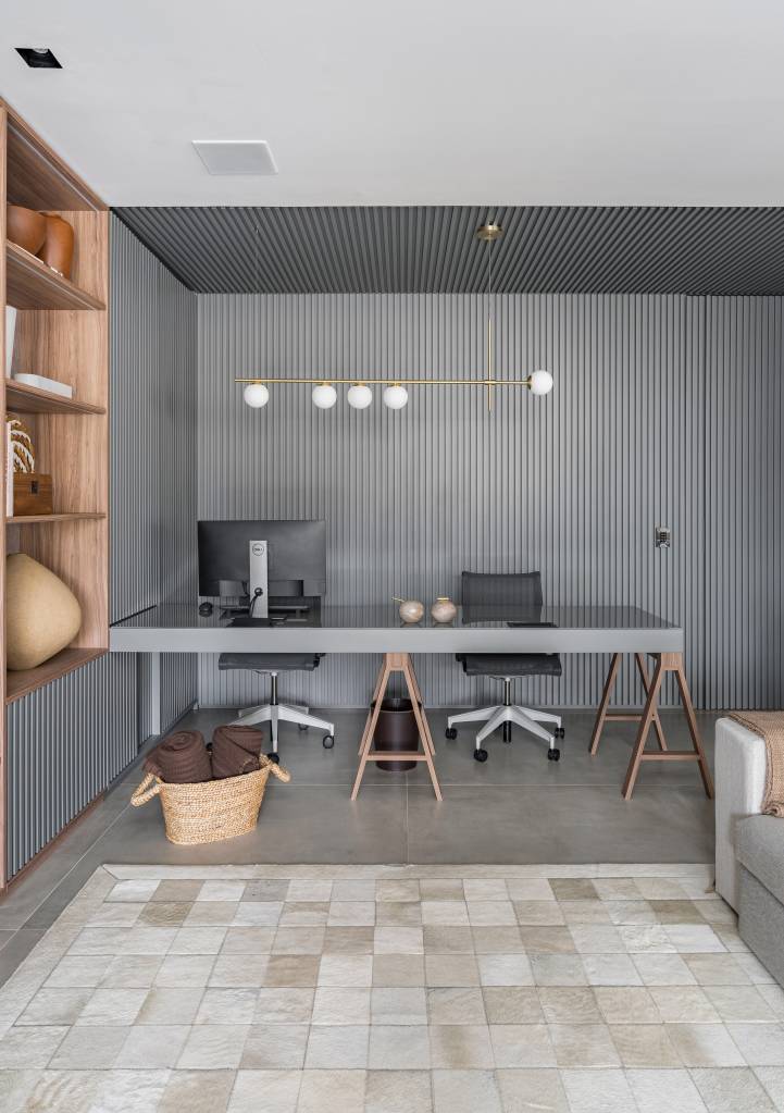 Móveis curvos e cores claras criam atmosfera escandinava e minimalista em apê. Projeto de Spaço Interior. Na foto, home office, painéis cinza.