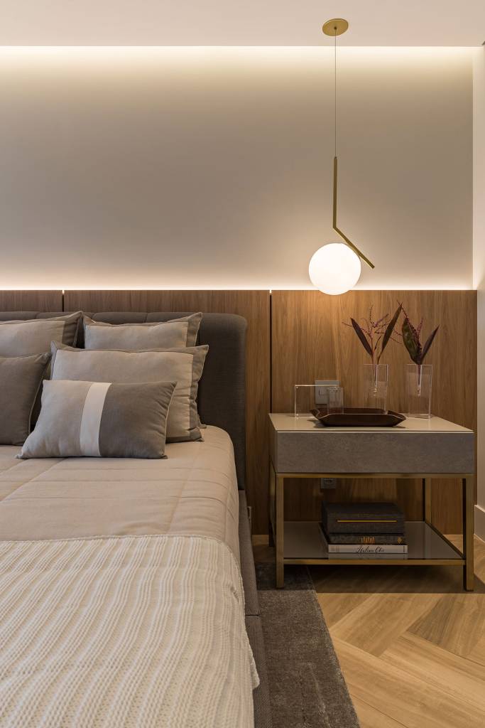Neste apê área gourmet em varanda elegante tem forro ripado. Projeto de Spaço Interior.