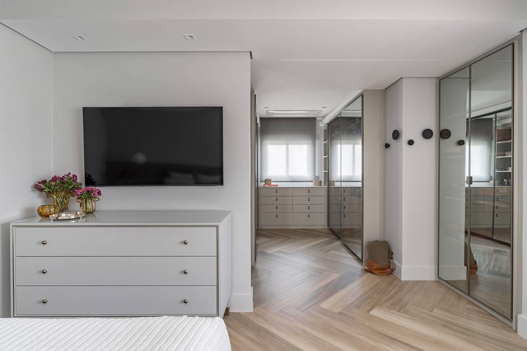 Neste apê área gourmet em varanda elegante tem forro ripado. Projeto de Spaço Interior.