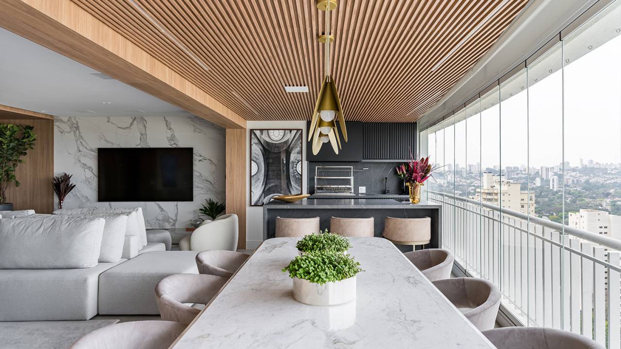 Neste apê área gourmet em varanda elegante tem forro ripado. Projeto de Spaço Interior.