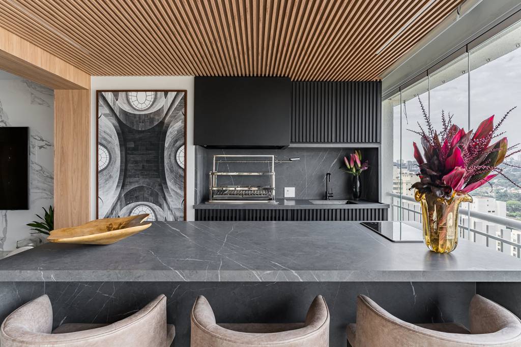 Neste apê área gourmet em varanda elegante tem forro ripado. Projeto de Spaço Interior.
