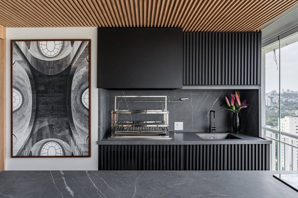 Neste apê área gourmet em varanda elegante tem forro ripado. Projeto de Spaço Interior.