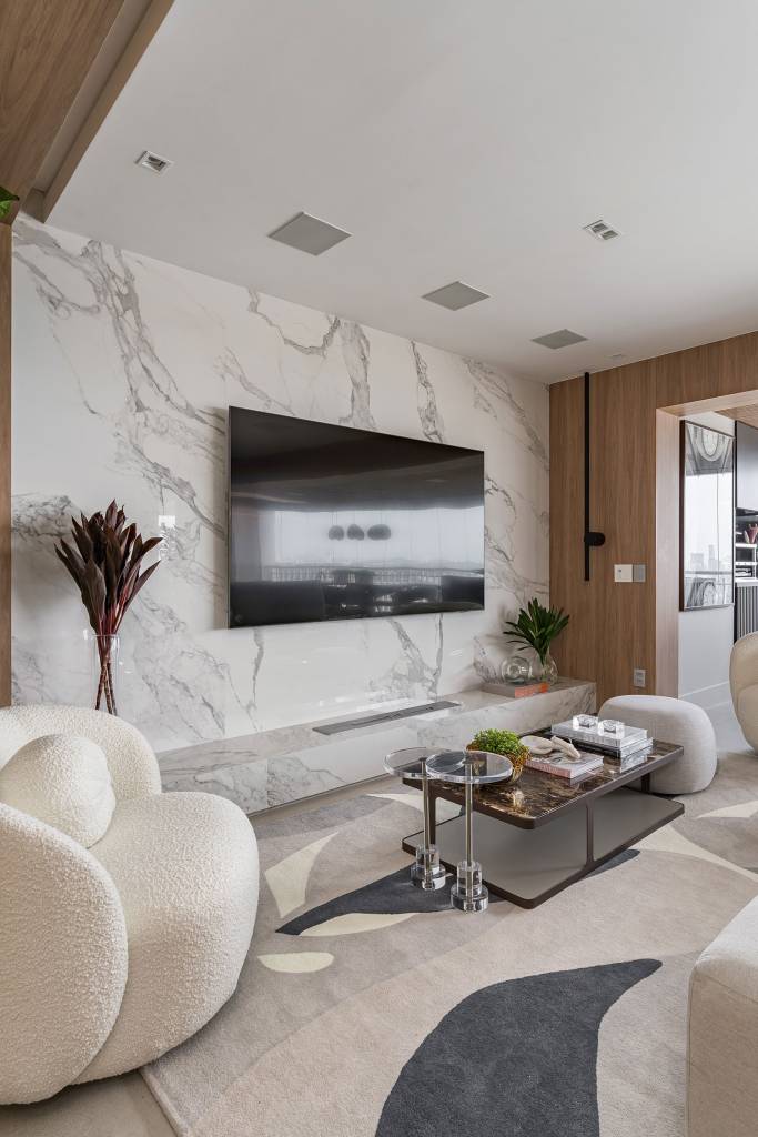 Neste apê área gourmet em varanda elegante tem forro ripado. Projeto de Spaço Interior.
