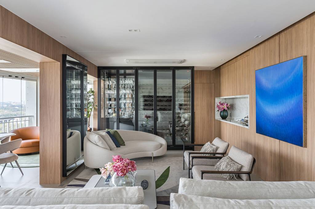 Neste apê área gourmet em varanda elegante tem forro ripado. Projeto de Spaço Interior.