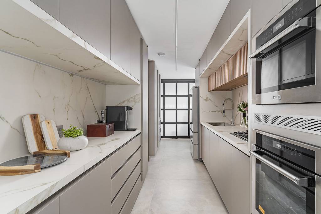 Neste apê área gourmet em varanda elegante tem forro ripado. Projeto de Spaço Interior.
