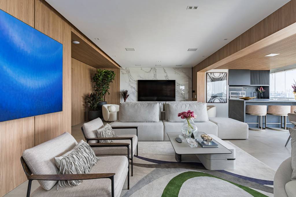 Neste apê área gourmet em varanda elegante tem forro ripado. Projeto de Spaço Interior.