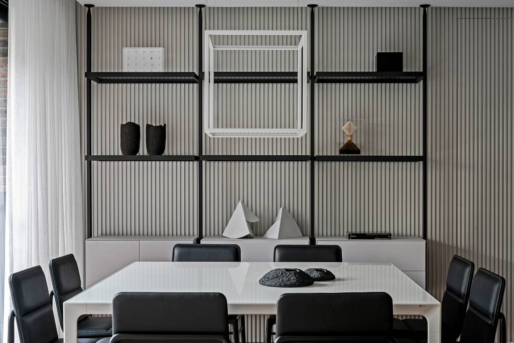Painéis de alumínio criam estética urbana clean em apartamento de 170 m². Projeto de Estúdio Elmor. Na foto, sala de jantar, preto e branco.