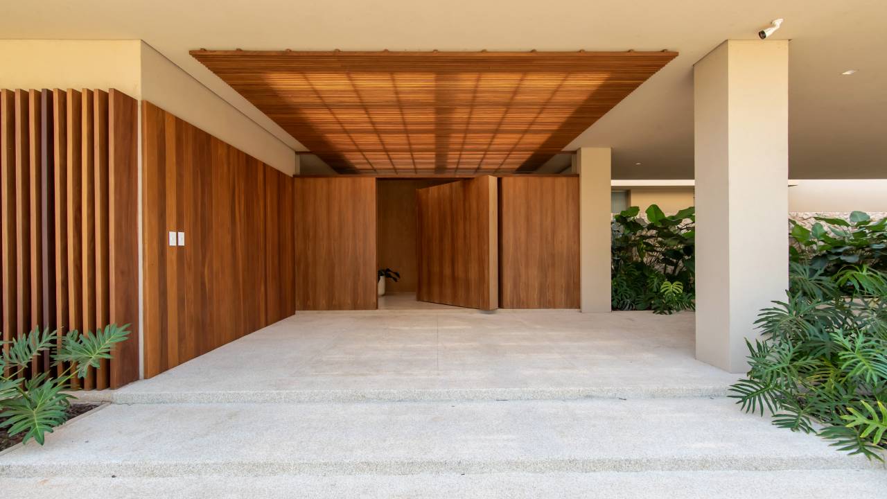 Painéis de madeira: 5 projetos que usam o revestimento de forma elegante. Projeto de Paiva e Passarini.