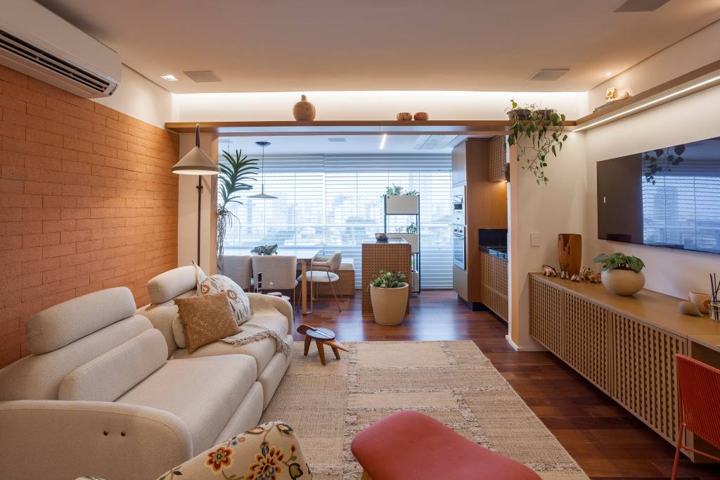 Paleta de cores vibrantes e brasilidade dão cara de casa à apê de 98 m². Projeto de Patrícia Viegas. Na foto, sala de estar, sofá branco.