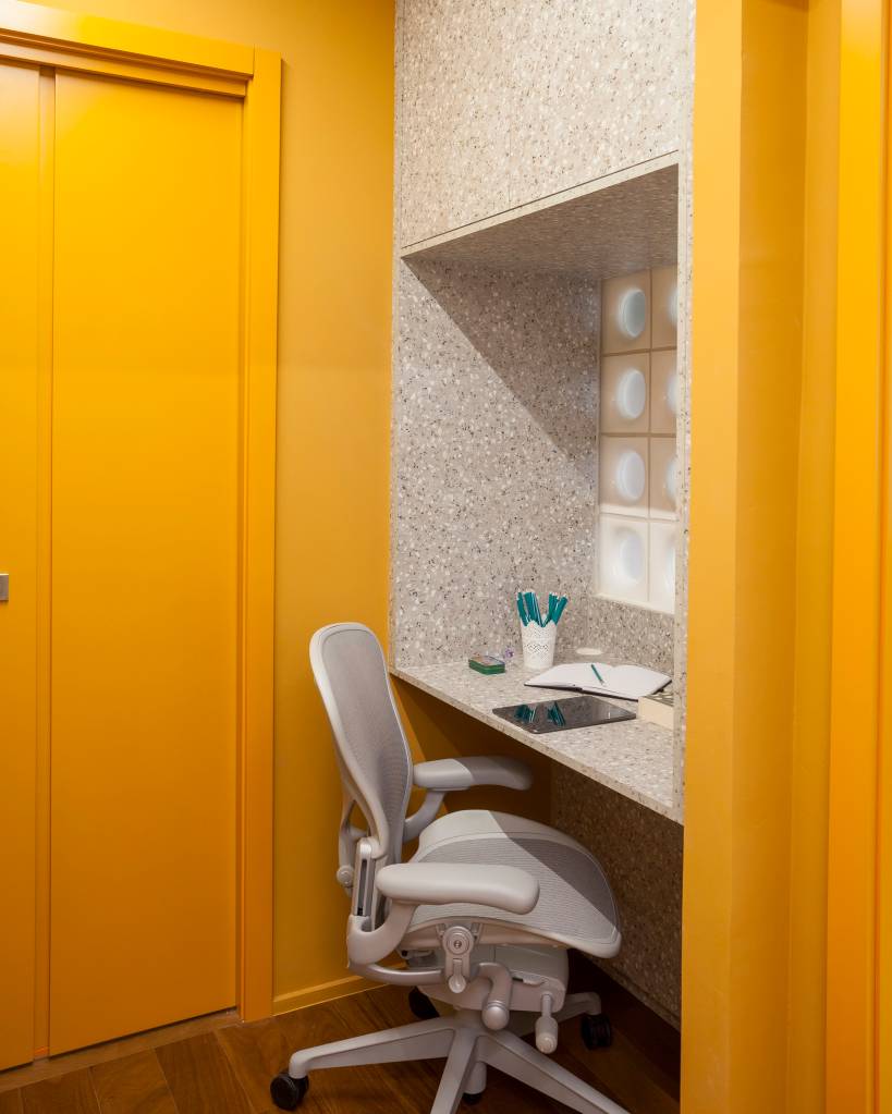 Paleta de cores vibrantes e brasilidade dão cara de casa à apê de 98 m². Projeto de Patrícia Viegas. Na foto, home office pequeno amarelo.