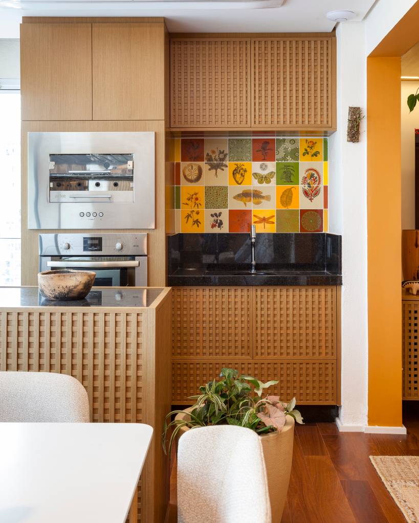 Paleta de cores vibrantes e brasilidade dão cara de casa à apê de 98 m². Projeto de Patrícia Viegas. Na foto, área gourmet pequena, painel de azulejos coloridos.
