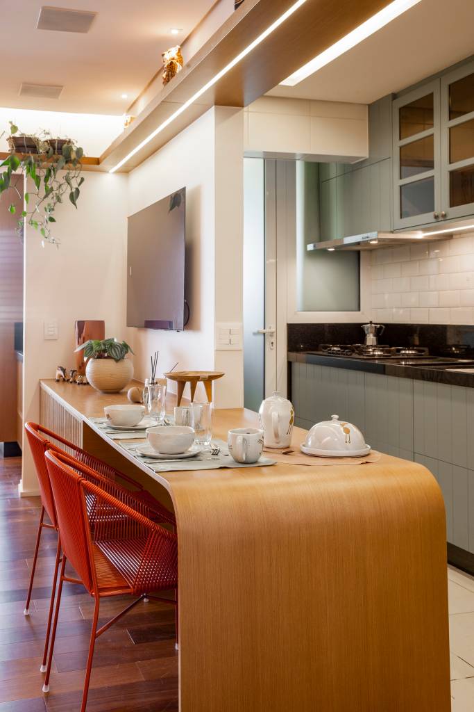 Paleta de cores vibrantes e brasilidade dão cara de casa à apê de 98 m². Projeto de Patrícia Viegas. Na foto, cozinha integrada, marcenaria verde clara.