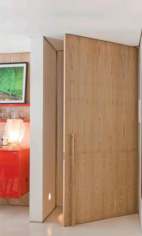 5 projetos com portas pivotantes