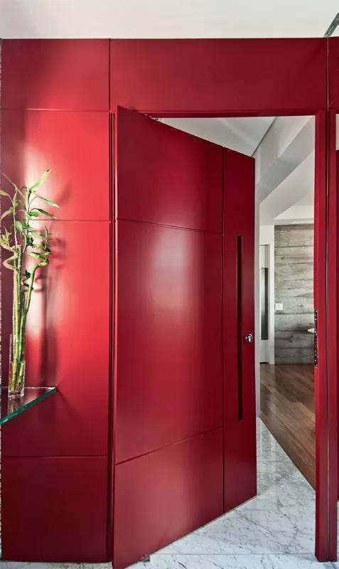 5 projetos com portas pivotantes
