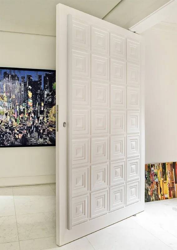 5 projetos com portas pivotantes