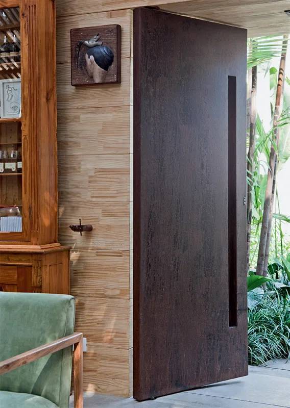 5 projetos com portas pivotantes