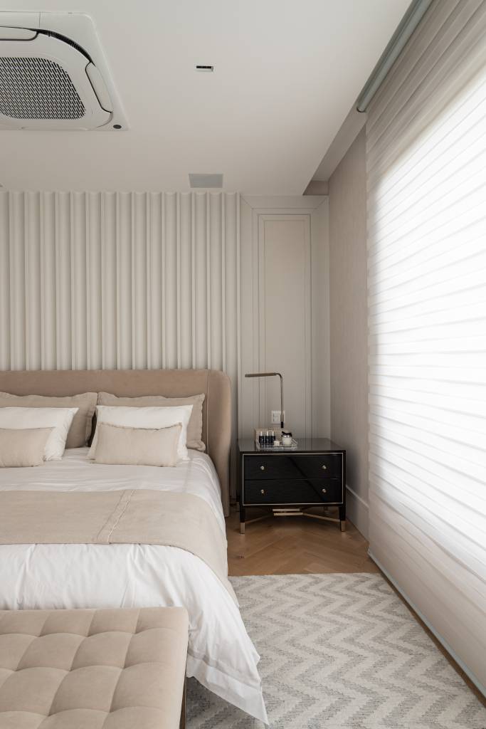 Qual tamanho o tapete deve ter em cada cômodo? Projeto de Patricia Penna Arquitetura e Design. Na foto, quarto em tons bege e off white.