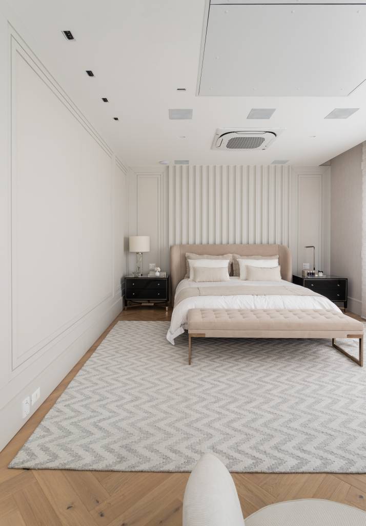 Qual tamanho o tapete deve ter em cada cômodo? Projeto de Patricia Penna Arquitetura e Design. Na foto, quarto em tons bege e off white.