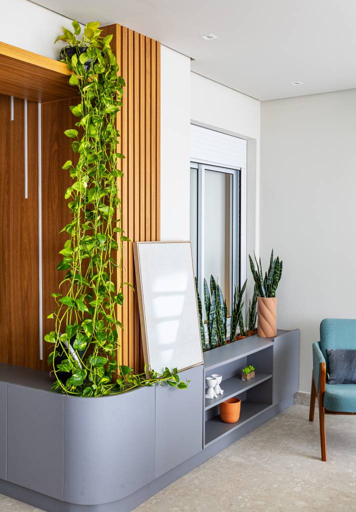 reforma-em-apartamento-cria-home-office-oculto-na-sala-de-estar-go-up-arquitetura-06-planta-suspensa-ripado Reforma em apartamento cria home office oculto na sala de estar. Projeto de Go Up Arquitetura.