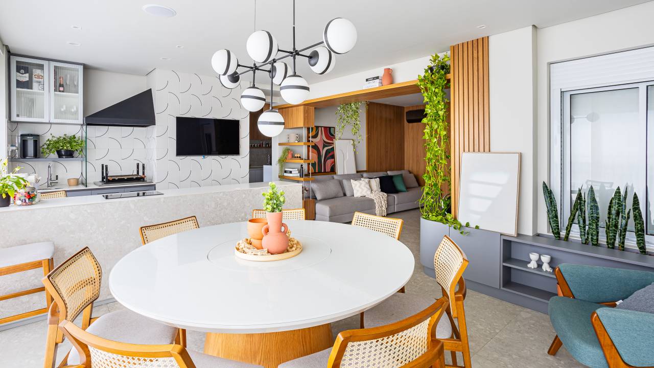 Reforma em apartamento cria home office oculto na sala de estar. Projeto de Go Up Arquitetura.