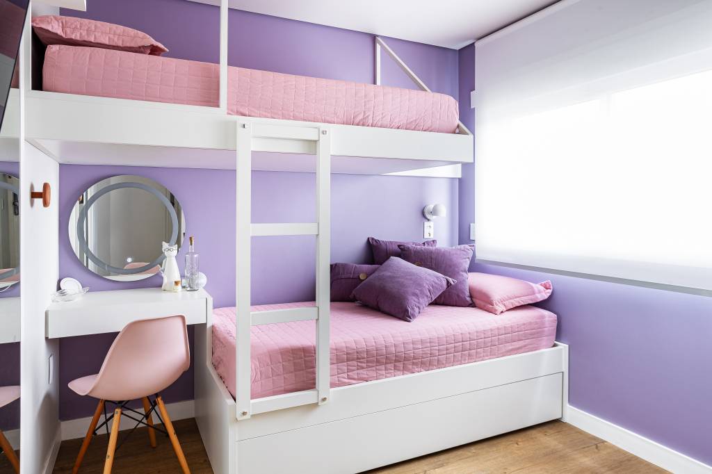reforma-em-apartamento-cria-home-office-oculto-na-sala-de-estar-go-up-arquitetura-30-quarto-infantil-rosa-roxo-penteadeira-beliche Reforma em apartamento cria home office oculto na sala de estar. Projeto de Go Up Arquitetura.