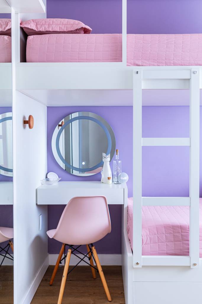reforma-em-apartamento-cria-home-office-oculto-na-sala-de-estar-go-up-arquitetura-31-quarto-infantil-rosa-roxo-penteadeira-beliche Reforma em apartamento cria home office oculto na sala de estar. Projeto de Go Up Arquitetura.