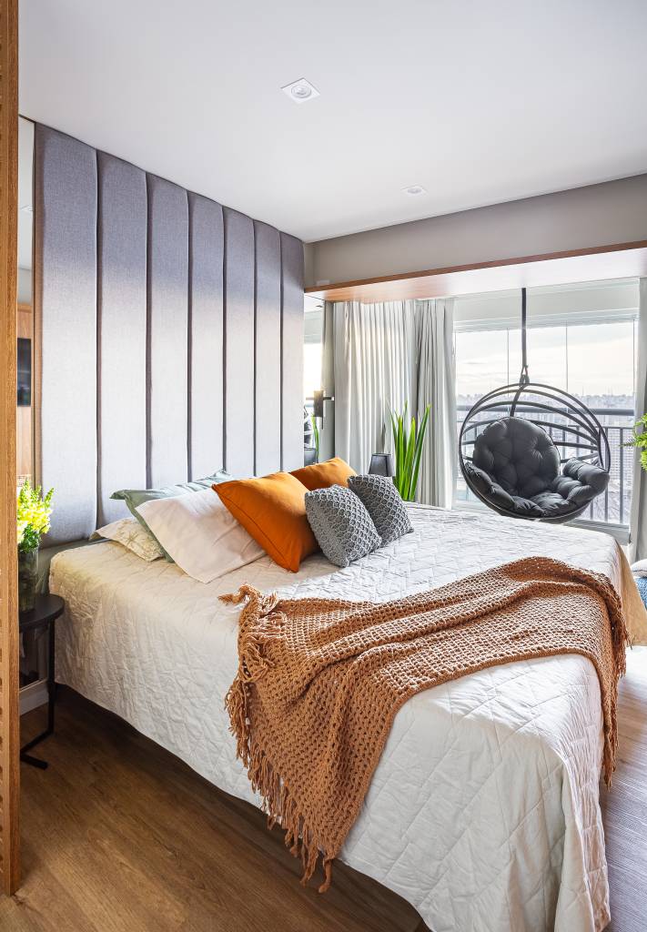 Reforma em apartamento cria home office oculto na sala de estar. Projeto de Go Up Arquitetura.