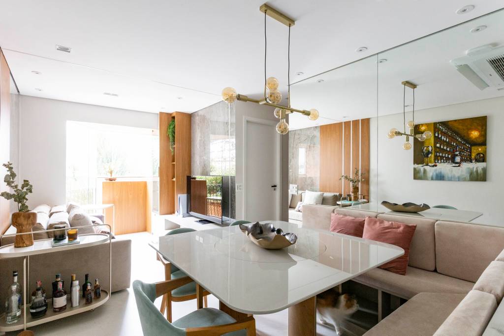 Reforma em apê de 76 m² cria canto alemão com espaço de brincar para gatos