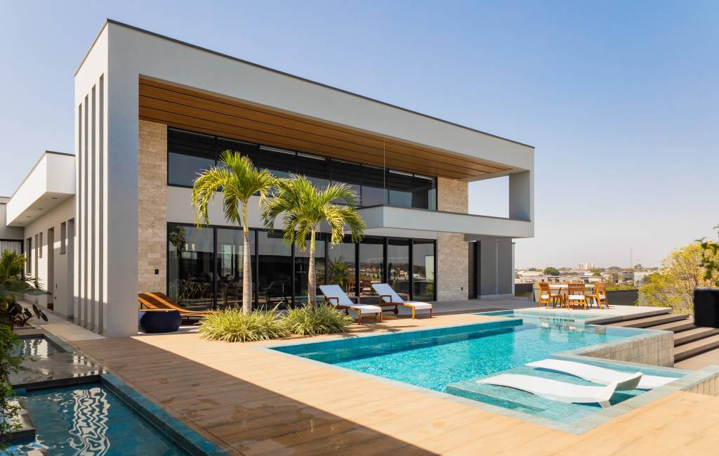 Residência de 847 m² tem projeto contemporâneo voltado ao conforto e à convivência